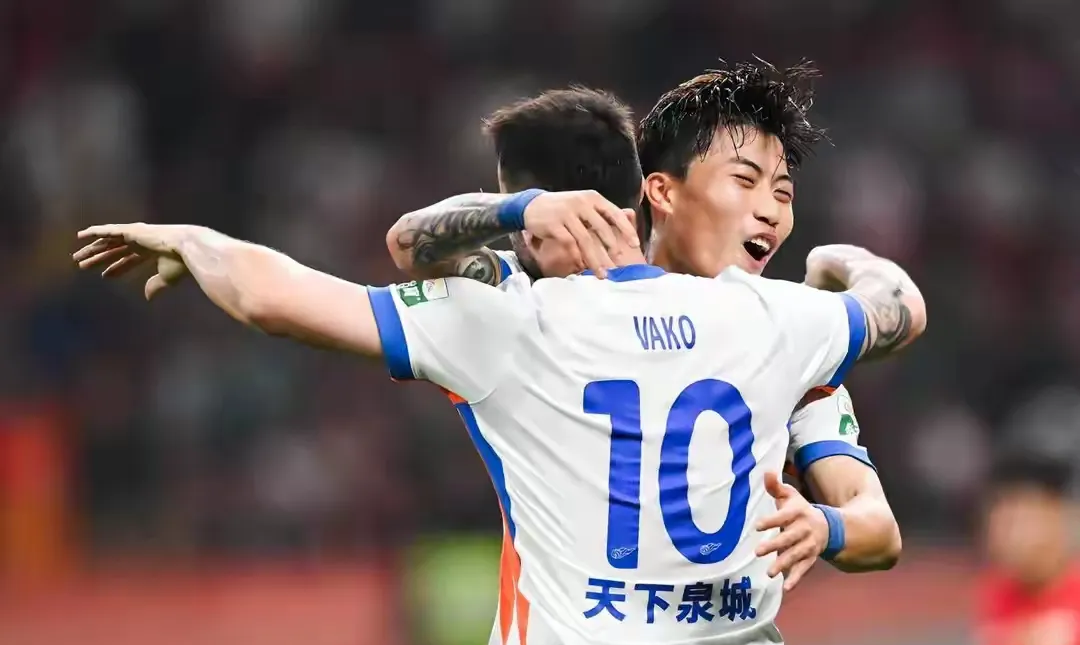 关键时刻体能课后,上海海港更衣室发声备战足总杯,话题不断,资深球员宣示担当的简单介绍 关键时刻体能课后,上海海港更衣室发声备战足总杯,话题不断,资深球员宣示担当的简单介绍